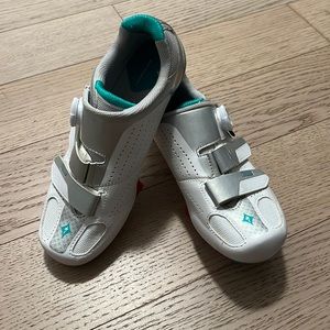 Worn once spin shoes works with peloton